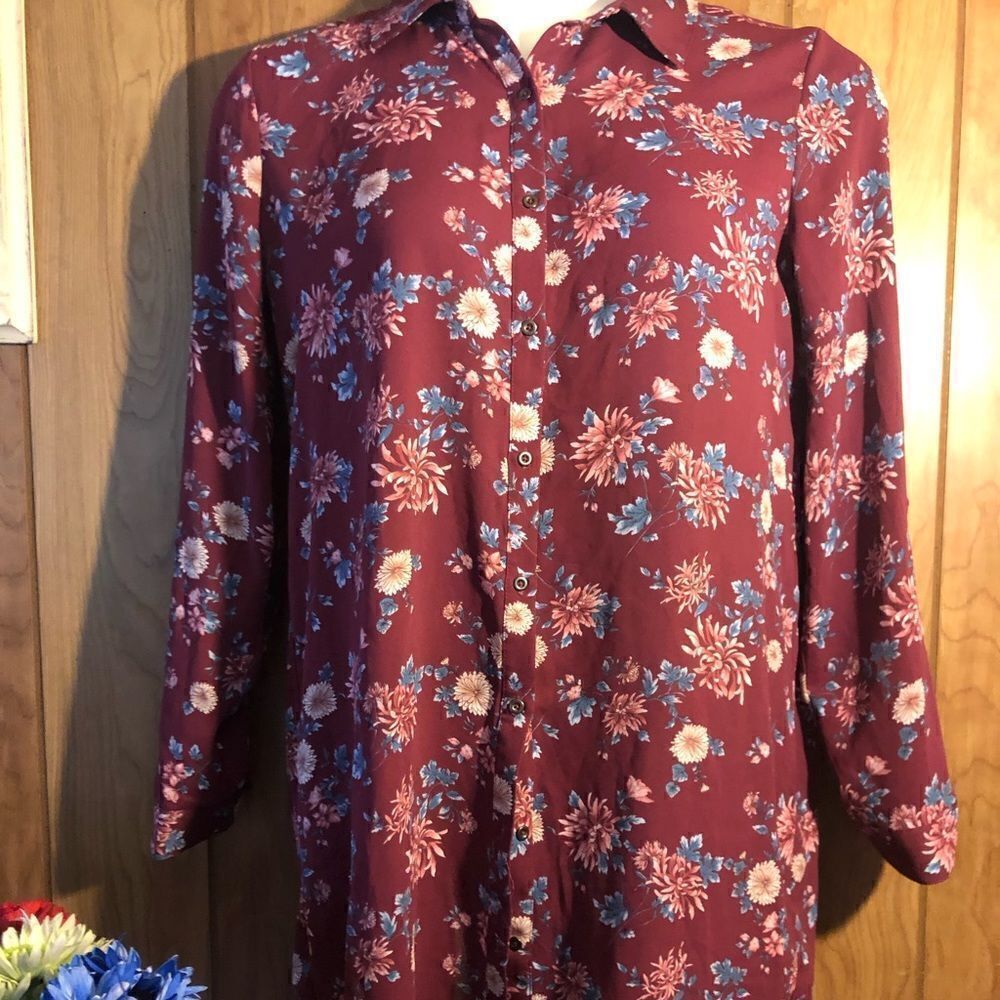 Forever 21 Floral blouse. Size L. Purple.